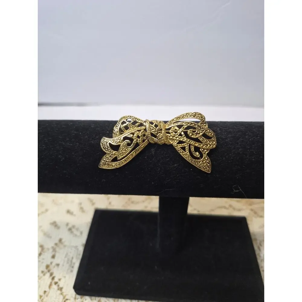 Authentic vintage filigree 1990'S Gold-tone Brooch
